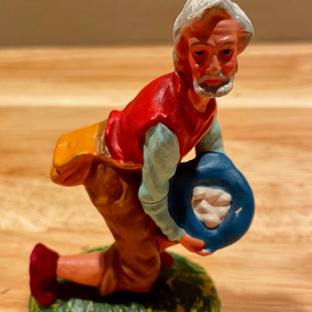Vintage Christmas Nativity Figurine Hand Painted in Italy Kneeling Man w/ Gift *